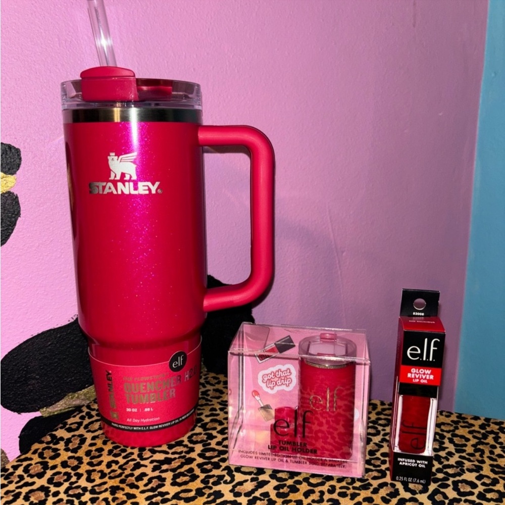 40oz Stanley X E.L.F Quencher
Tumbler, Christmas Holiday Sparkle Red Metallic❣️